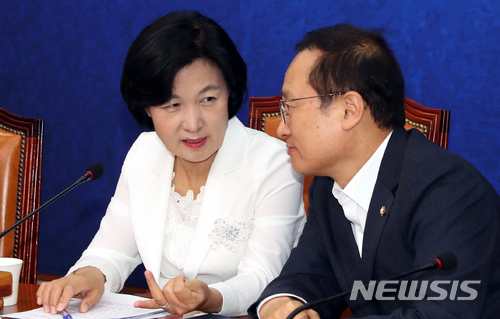 【서울=뉴시스】이종철 기자 = 9일 오전 서울 여의도 국회에서 열린 더불어민주당 최고위원회의에서 추미애 대표와 홍영표 원내대표가 귀엣말을 나누고 있다. 2018.07.09.&nbsp; jc4321@newsis.com