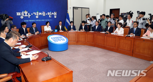 【서울=뉴시스】이종철 기자&nbsp; = 더불어민주당 최고위원회의. 2018.07.09.&nbsp; jc4321@newsis.com