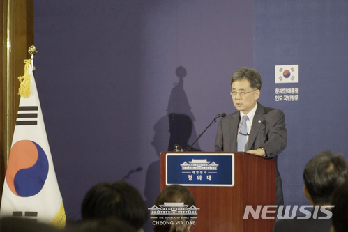 【서울=뉴시스】 김현종 산업통상자원부 통상교섭본부장이 8일(현지시각) 인도 뉴델리 프레스센터에서 열린 기자간담회에서 신 남방정책과 인도와의 경제협력 방안에 관해 설명하고 있다. 2018.07.09. (사진=청와대 페이스북) photo@newsis.com