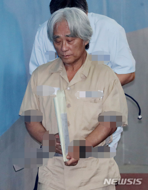【서울=뉴시스】추상철 기자 = 이윤택 전 예술감독이 지난 7월9일 오전 서울 서초구 서울중앙지법에서 '단원 성폭력' 4차 공판에 출석하기위해 호송차서 내려 법정으로 향하고 있다. 2018.07.09. scchoo@newsis.com