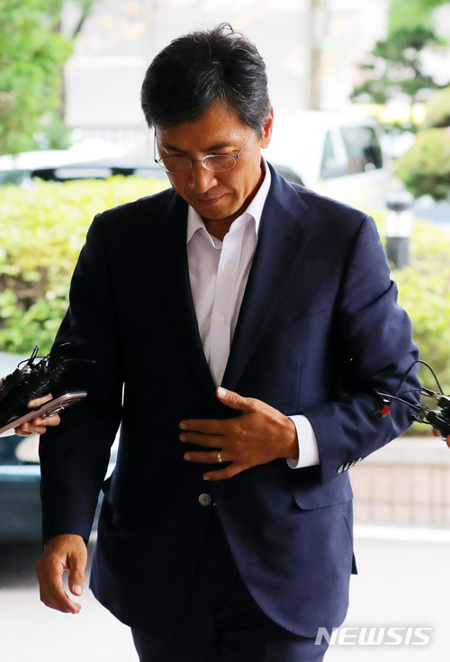 【서울=뉴시스】배훈식 기자 = 수행 비서 성폭행 혐의로 기소된 안희정 전 충남지사가 9일 오전 서울 마포구 서울서부지방법원에서 열린 3차 공판에 출석하고 있다. 2018.07.09. dahora83@newsis.com