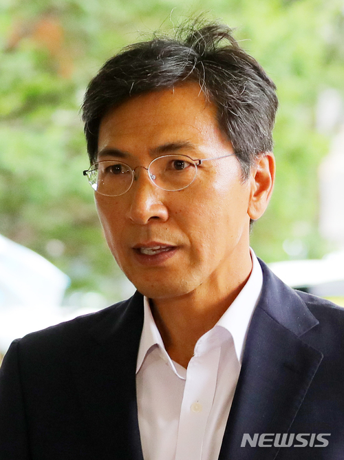 【서울=뉴시스】배훈식 기자 = 수행 비서 성폭행 혐의로 기소된 안희정 전 충남지사가 9일 오전 서울 마포구 서울서부지방법원에서 열린 3차 공판에 출석하고 있다. 2018.07.09. dahora83@newsis.com