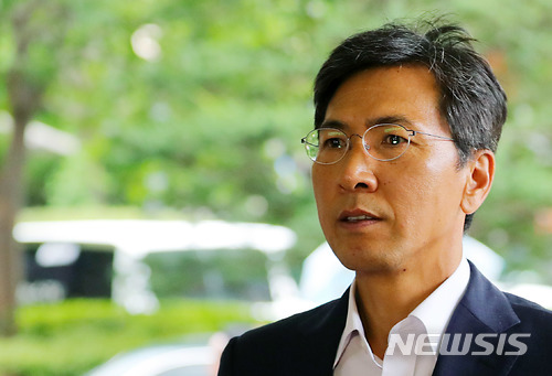 【서울=뉴시스】배훈식 기자 = 수행 비서 성폭행 혐의로 기소된 안희정 전 충남지사가 9일 오전 서울 마포구 서울서부지방법원에서 열린 3차 공판에 출석하고 있다. 2018.07.09. dahora83@newsis.com