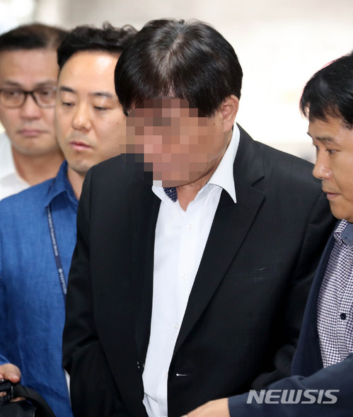 【서울=뉴시스】추상철 기자 = 삼성 노조 와해 공작에 관여하고 이를 대가로 뇌물을 챙긴 혐의를 받고 있는 전직 경찰 정보관이 9일 오전 서울 서초구 서울중앙지법에서 구속전 피의자심문(영장실질심사)을 받기 위해 법정으로 향하고 있다. 2018.07.09. scchoo@newsis.com