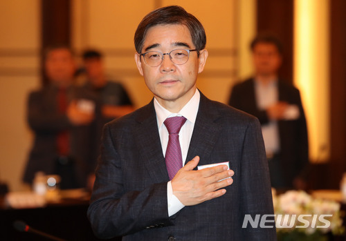 【서울=뉴시스】김선웅 기자 = 9일 오전 서울 중구 웨스틴조선호텔에서 열린 '제7회 전국동시지방선거 평가를 위한 선거자문위원회의'에서 권순일 중앙선거관리위원장이 국민의례를 하고 있다. 이날 열린 선거자문위원회의에서 선거자문위원으로 참석한 학계·언론계·법조계·홍보분야·시민단체 등 각계 전문가들은 제7회 지방선거 평가와 주요 현안에 대해 토의할 예정이다. 2018.07.09. mangusta@newsis.com