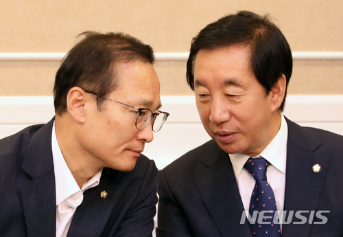 【서울=뉴시스】고승민 기자 = 국회 여야의 대립이 이어지면서 후반기 원 구성이 늦어지고 있는 지난 9일 오전 서울 여의도 국회에서 열린 원내대표, 원내수석부대표 회동에서 더불어민주당 홍영표(왼쪽) 원내대표와 김성태 당대표권한대행이 대화를 하고 있다. 2018.07.09. kkssmm99@newsis.com