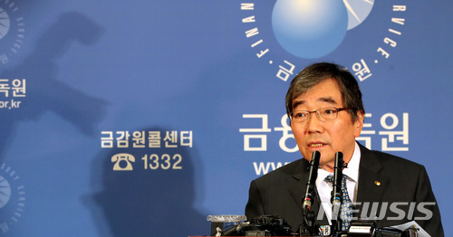 【서울=뉴시스】박주성 기자 = 윤석헌 금융감독원장이 9일 오전 서울 여의도 금융감독원 브리핑룸에서 '금융감독혁신과제'를 발표하고 있다. 2018.07.09.&nbsp; park7691@newsis.com