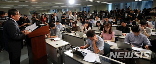 【서울=뉴시스】박주성 기자 = 윤석헌 금융감독원장이 9일 오전 서울 여의도 금융감독원 브리핑룸에서 '금융감독혁신과제'를 발표하고 있다. 2018.07.09.&nbsp; park7691@newsis.com