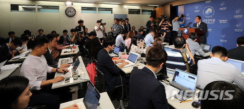 【서울=뉴시스】박주성 기자 = 윤석헌 금융감독원장이 9일 오전 서울 여의도 금융감독원 브리핑룸에서 '금융감독혁신과제'를 발표하고 있다. 2018.07.09.&nbsp; park7691@newsis.com