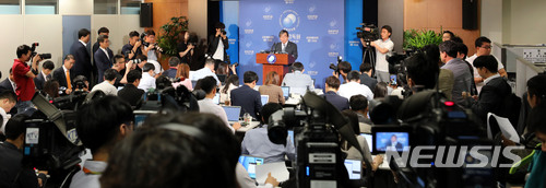 【서울=뉴시스】박주성 기자 = 윤석헌 금융감독원장이 9일 오전 서울 여의도 금융감독원 브리핑룸에서 '금융감독혁신과제'를 발표하고 있다. 2018.07.09. park7691@newsis.com