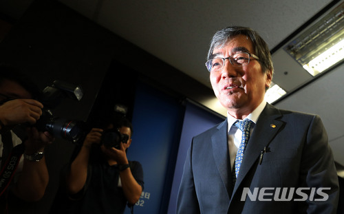 【서울=뉴시스】박주성 기자 = 윤석헌 금융감독원장이 9일 오전 서울 여의도 금융감독원 브리핑룸에서 '금융감독혁신과제' 발표를 마친 후 브리핑룸을 나서고 있다. 2018.07.09. park7691@newsis.com