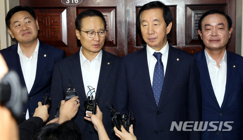 【서울=뉴시스】박영태 기자 = 홍영표 더불어민주당 원내대표가 9일 오전 서울 영등포구 여의도 국회에서 진행된 교섭단체 원내대표 회동을 끝내고 나오며 취재진의 질문에 대답하고 있다. 왼쪽부터 김관영 바른미래당 원내대표, 홍영표 더불어민주당 원내대표, 김성태 자유한국당 원내대표, 장병완 평화와 정의의 의원모임 원내대표. 2018.07.09. since1999@newsis.com