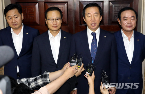 【서울=뉴시스】박영태 기자 = 김성태 자유한국당 원내대표가 9일 오전 서울 영등포구 여의도 국회에서 진행된 교섭단체 원내대표 회동을 끝내고 나오며 취재진의 질문에 대답하고 있다. 왼쪽부터 김관영 바른미래당 원내대표, 홍영표 더불어민주당 원내대표, 김성태 자유한국당 원내대표, 장병완 평화와 정의의 의원모임 원내대표. 2018.07.09. since1999@newsis.com