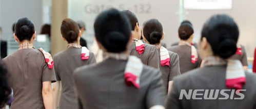 【인천공항=뉴시스】홍찬선 기자 = 아시아나의 기내식 대란에 이어 총수 일가의 갑질이 도마에 오른 9일 오전 인천공항 1터미널 출국장에서 아시아나 항공 승무원들이 여객기에 탑승하기 위해 출국장으로 향하고 있다. 2018.07.09.  mania@newsis.com