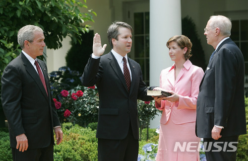 【워싱턴 =AP/뉴시스】미국 연방 대법관으로 9일(현지시간) 지명된 브렛 캐버너가 지난 조지 W 부시 행정부 당시 컬럼비아DC 순회법원 판사로 선서하는 모습. 오른쪽은 앤서니 케네디 현 연방 대법원 판사. 2018.07.10