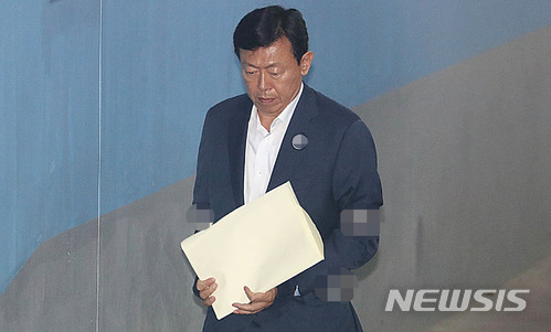 【서울=뉴시스】추상철 기자 = 신동빈 롯데그룹 회장이 9일 오후 서울 서초구 서울중앙지방법원에서 '국정농단 사건 뇌물공여'와 관련 항소심 공판에 출석하기 위해 호송차서 내려 법정으로 향하고 있다. 2018.07.09.scchoo@newsis.com