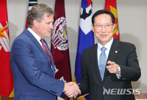 【서울=뉴시스】배훈식 기자 = 송영무(오른쪽) 국방부 장관이 9일 오후 서울 용산구 국방부 청사 접견실에서 미국 하원의원 대표단 마이클 터너 의원과 악수하며 기념촬영을 하고 있다. 2018.07.09. dahora83@newsis.com