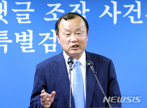 【서울=뉴시스】전진환 기자 = 드루킹 댓글 여론조작 사건을 수사 중인 허익범 특별검사팀 박상융 특검보가 9일 서울 서초구 특검사무실에서 수사관련 브리핑을 하고 있다. 2018.07.09. amin2@newsis.com