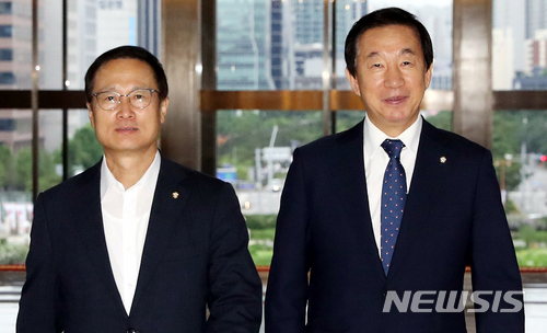 【서울=뉴시스】이종철 기자 = 9일 오전 서울 여의도 국회 귀빈식당에서 열리는 여야 원내대표 회동에 참석하는 홍영표 더불어민주당 원내대표와 김성태 자유한국당 원내대표가 의견을 나누며 국회 로텐더홀을 걸어가고 있다. 2018.07.09. jc4321@newsis.com