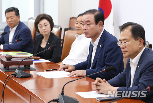 【서울=뉴시스】고승민 기자 = 9일 오후 서울 여의도 국회에서 열린 민주평화당 원내대책회의에서 장병완(오른쪽 두번째) 원내대표가 모두발언하고 있다. 2018.07.09. kkssmm99@newsis.com