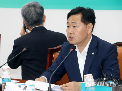 【서울=뉴시스】박영태 기자 = 9일 오후 서울 영등포구 여의도 국회에서 진행된 바른미래당 관계부처 현안 보고 "근로시간 단축 관련 현황 및 보완 대책 점검"에서 김관영 원내대표가 발언을 하고 있다. 2018.07.09.since1999@newsis.com