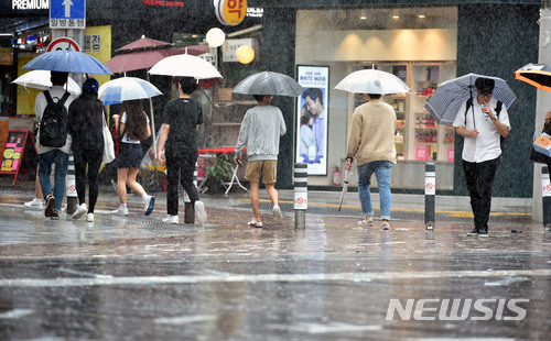 【대구=뉴시스】우종록 기자 = 장맛비가 내리고 있는 9일 오후 대구시 중구 동성로 대구백화점 앞 광장에서 시민들이 우산을 쓴 채 발걸음을 옮기고 있다. 2018.07.09. wjr@newsis.com