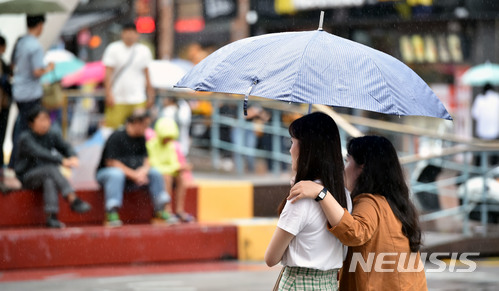 【대구=뉴시스】우종록 기자 = 장맛비가 내리고 있는 9일 오후 대구시 중구 동성로 대구백화점 앞 광장에서 시민들이 우산을 쓴 채 발걸음을 옮기고 있다. 2018.07.09. wjr@newsis.com