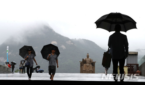 【서울=뉴시스】김선웅 기자 = 장마전선 영향으로 비가 내린 9일 오후 서울 종로구 광화문광장에서 우산을 쓴 시민들이 길을 걷고 있다. 2018.07.09.&nbsp; mangusta@newsis.com