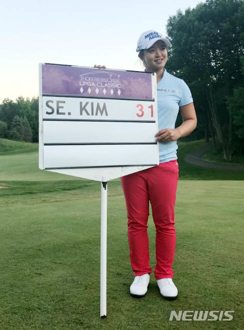 【서울=뉴시스】 9일(한국시각) 미국 위스콘신주 오나이다에서 열린 LPGA 투어 손베리 크리크 클래식에서 최종합계 31언더파 257타로 우승한 김세영이 점수표와 함께 취하고 있다. 2018.07.09. (사진=스포타트 매니지먼트 제공)photo@newsis.com