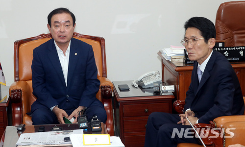 【서울=뉴시스】박영태 기자 = 9일 오후 서울 영등포구 여의도 국회에서 평화와 정의의 의원모임 장병완 원내대표와 윤소하 원내수석부대표가 원구성 협상과 관련한 기자간담회를 하고 있다. 2018.07.09.since1999@newsis.com