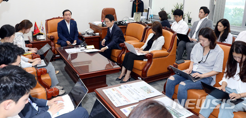 【서울=뉴시스】박영태 기자 = 9일 오후 서울 영등포구 여의도 국회에서 평화와 정의의 의원모임 장병완 원내대표와 윤소하 원내수석부대표가 원구성 협상과 관련한 기자간담회를 하고 있다. 2018.07.09.since1999@newsis.com