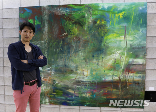 【서울=뉴시스】조수정 기자 = 권두현 작가가 9일 서울 용산구 한남동 갤러리 비선재에서 뉴시스와 인터뷰 하고 있다. chocrystal@newsis.com