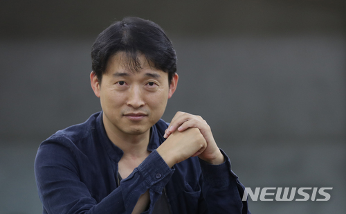 【서울=뉴시스】조수정 기자 = 권두현 작가가 9일 서울 용산구 한남동 갤러리 비선재에서 뉴시스와 인터뷰 하고 있다. chocrystal@newsis.com