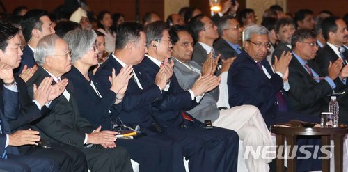 【서울=뉴시스】9일 인도 뉴델리 타지 디플로매틱 엔클레이브 호텔에서 열린‘한-인도 비즈니스 포럼’에서 문재인 대통령(왼쪽 다섯번째)과 박용만 대한상의 회장(왼쪽 네번째), 수레시 프라부 인도 상공부 장관(왼쪽 여섯번째) 등이 참석해 박수를 치고 있다.2018.07.09. (사진=대한상공회의소 제공)&nbsp; photo@newsis.com