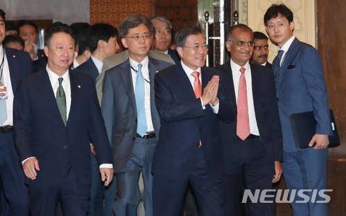 【서울=뉴시스】9일 인도 뉴델리 타지 디플로매틱 엔클레이브 호텔에서 열린‘한-인도 비즈니스 포럼’에서 문재인 대통령(가운데)과 박용만 대한상의 회장(왼쪽), 라세쉬 샤 인도상의 회장(오른쪽)등 주요참석자들이 입장하고 있다. 2018.07.09. (사진=대한상공회의소 제공)&nbsp; photo@newsis.com 