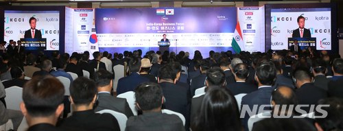 【서울=뉴시스】문재인 대통령이 9일 인도 뉴델리 타지 디플로매틱 엔클레이브 호텔에서 열린‘한-인도 비즈니스 포럼’에서 기조연설을 하고 있다. 2018.07.09. (사진=대한상공회의소 제공)&nbsp; photo@newsis.com