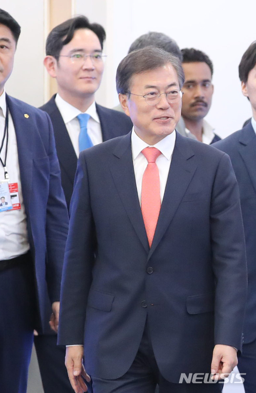 【뉴델리(인도)=뉴시스】박진희 기자 = 문재인 대통령과 이재용 삼성전자 부회장 등이 9일(현지시간) 뉴델리 인근 노이다 공단에서 개최된‘ 삼성전자 제2공장 준공식’에 참석하고 있다. 2018.07.09.  pak7130@newsis.com