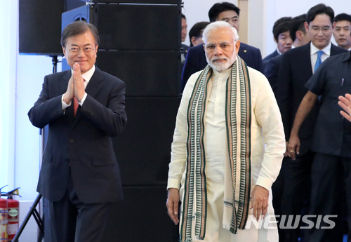 【뉴델리(인도)=뉴시스】박진희 기자 = 문재인 대통령과 나렌드라 모디(Narendra Modi) 인도 총리, 이재용 삼성전자 부회장 등이 9일(현지시간) 뉴델리 인근 노이다 공단에서 개최된‘ 삼성전자 제2공장 준공식’에 참석하고 있다. 2018.07.09.&nbsp;&nbsp; pak7130@newsis.com 