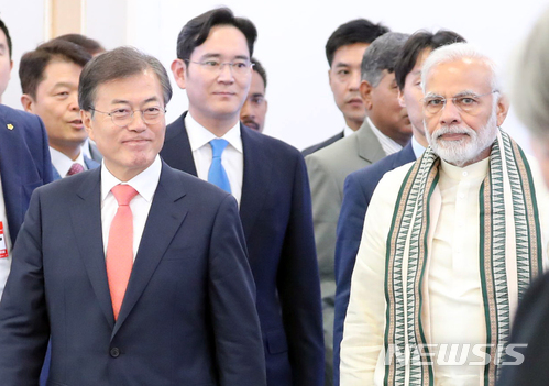 【뉴델리(인도)=뉴시스】박진희 기자 = 문재인 대통령과 나렌드라 모디(Narendra Modi) 인도 총리, 이재용 삼성전자 부회장이 9일(현지시간) 뉴델리 인근 노이다 공단에서 개최된‘ 삼성전자 제2공장 준공식'에 참석하고 있다. 2018.07.09.&nbsp;&nbsp; pak7130@newsis.com 