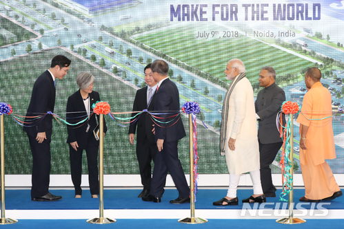 【뉴델리(인도)=뉴시스】박진희 기자 = 문재인 대통령과 나렌드라 모디(Narendra Modi) 인도 총리가 9일(현지시간) 인도 뉴델리 인근 노이다 공단에서 개최된‘ 삼성전자 제2공장 준공식’에 참석하여 테이프커팅을 하기 위해 단상에 오르고 있다. 2018.07.09.&nbsp; pak7130@newsis.com