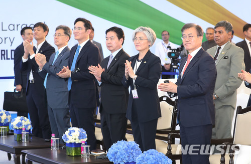 【뉴델리(인도)=뉴시스】박진희 기자 = 문재인 대통령이 인도 국빈방문 이틀째인 9일(현지시간) 이재용 부회장 등 관계자들과 함께 인도 뉴델리 우타르프라데시주 노이다 신공장 준공식에 참석해 박수를 치고 있다. 문 대통령과 이 부회장은 나란히 앉지 않고, 서로 떨어져 자리했다. 2018.07.09.&nbsp; pak7130@newsis.com