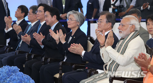 【뉴델리(인도)=뉴시스】박진희 기자 = 문재인 대통령이 인도 국빈방문 이틀째인 9일(현지시간) 나렌드라 모디 인도 총리, 삼성전자 이재용 부회장 등 관계자들과 함께 인도 뉴델리 '삼성전자 제2공장 준공식'에 참석해 박수를 치고 있다. 2018.07.09.&nbsp;&nbsp; pak7130@newsis.com 