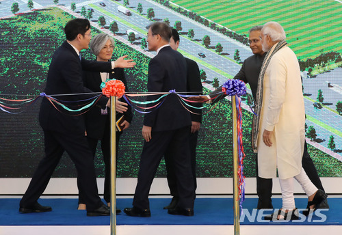【뉴델리(인도)=뉴시스】박진희 기자 = 문재인 대통령과 나렌드라 모디(Narendra Modi) 인도 총리가 9일(현지시간) 인도 뉴델리 인근 노이다 공단에서 개최된‘ 삼성전자 제2공장 준공식’에 참석하여 이재용 삼성전자 부회장에게 안내를 받고 있다. 2018.07.09.&nbsp;&nbsp; pak7130@newsis.com