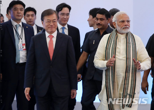 【뉴델리(인도)=뉴시스】박진희 기자 = 문재인 대통령과 나렌드라 모디(Narendra Modi) 인도 총리, 이재용 삼성전자 부회장 등이 9일(현지시간) 인도 뉴델리 인근 노이다 공단에서 개최된‘ 삼성전자 제2공장 준공식’에 참석하고 있다. 2018.07.09.&nbsp;&nbsp; pak7130@newsis.com