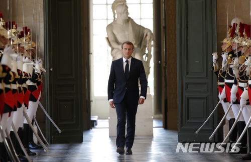 【파리=AP/뉴시스】 에마뉘엘 마크롱 프랑스 대통령이 9일 베르사이유 궁에서 열리는 상하원 합동특별 회기에 참석하기 위해 흉상 갤러리를 지나고 있다. 취임 1년을 평가하고 남은 4년 에 추진할 계획들을 연설한다. 2018. 7. 9.