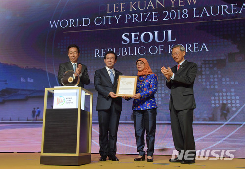 【서울=뉴시스】최동준 기자 = 박원순 서울시장이 9일 오후 싱가포르 리츠칼튼 호텔에서 열린 리콴유 세계도시상 시상식에서 할리마 빈티 야콥 싱가포르 대통령으로부터 상패를 받고 있다. 왼쪽부터 케펠 주식회사 사장 로친후, 박 시장, 할리마 빈 티 야콥 싱가포르 대통령, 케펠 주식회사 회장 리본양. 2018.07.09. (사진=서울시 제공) photo@newsis.com