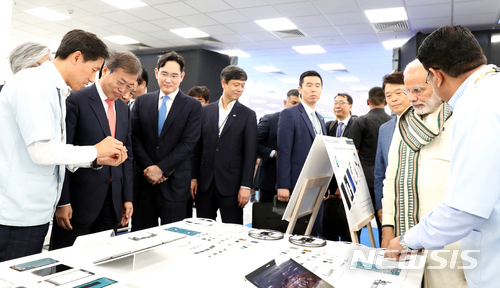 【뉴델리(인도)=뉴시스】박진희 기자 = 문재인 대통령은 9일(현지시간) 나렌드라 모디 (Narendra Modi) 인도 총리와 함께 인도 뉴델리 인근 노이다 공단에서 개최된 ‘삼성전자 제2공장 준공식’에 참석하여 이재용 삼성전자 부회장 안내로 신규 생산라인을 둘러보고 있다. 2018.07.09.&nbsp; pak7130@newsis.com