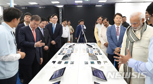 【뉴델리(인도)=뉴시스】박진희 기자 = 문재인 대통령은 9일(현지시간) 나렌드라 모디 (Narendra Modi) 인도 총리와 함께 인도 뉴델리 인근 노이다 공단에서 개최된 ‘삼성전자 제2공장 준공식’에 참석하여 신규 생산라인을 둘러보고 있다. 2018.07.09. pak7130@newsis.com