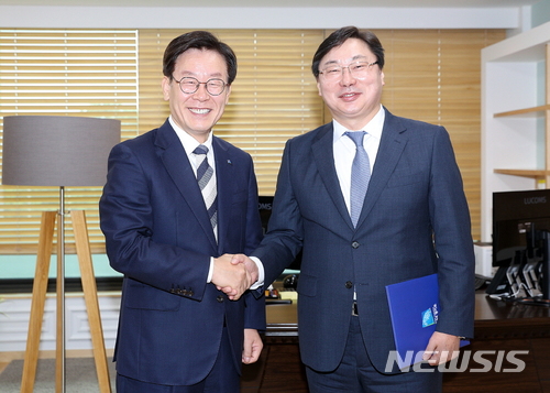 이화영 경기도 연정부지사가 10일 이재명 지사로부터 임명장을 받은 뒤 악수하고 있다. (사진=경기도 제공)