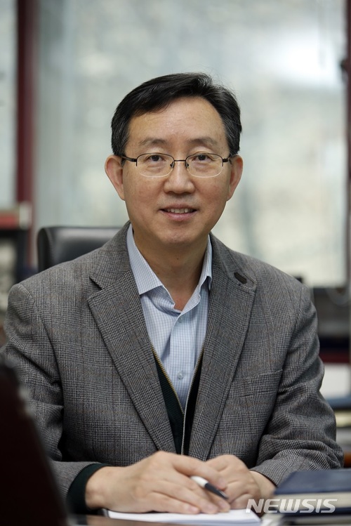 사진은 포스텍 생명과학과 김경태 교수